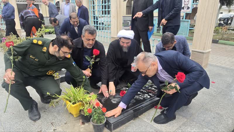 عطر افشانی گلزار شهدا بمناسبت هفته کار و گارگر در سرخ رود