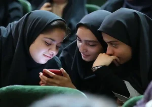 آیا آوردن تلفن همراه به مدارس آزاد است؟